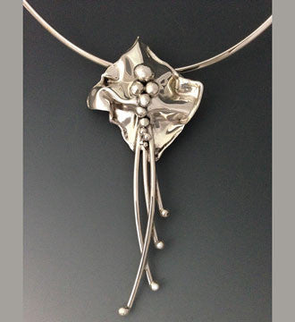 A Mini Flower Pendant with Reeds